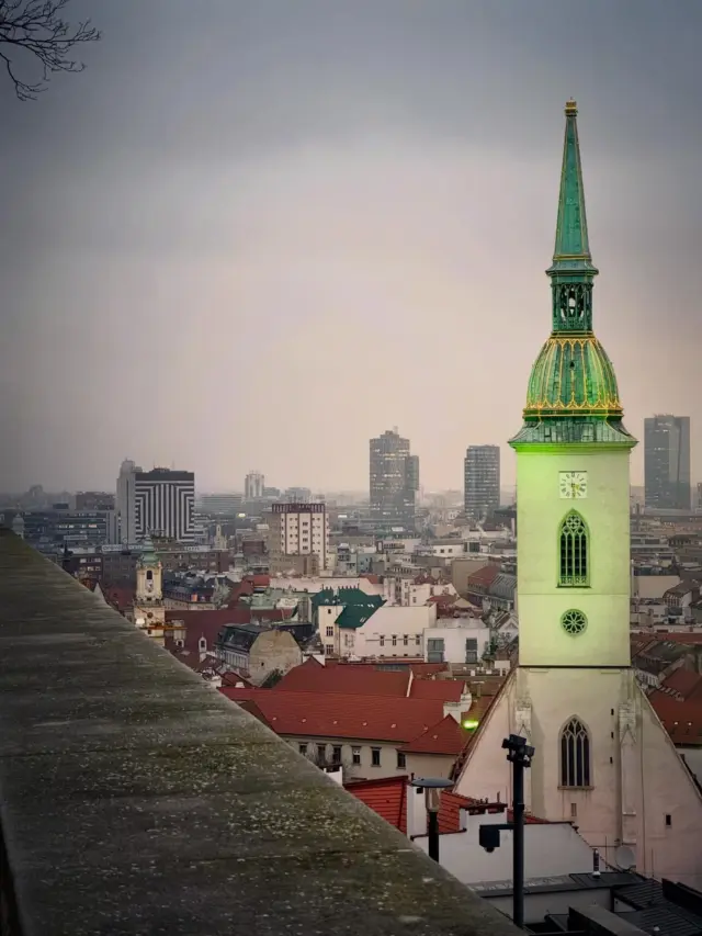 Highlights from two days in Bratislava for the main grid feed. 
#bratislava #slovakia #oldtownbratislava #bratislavacastle #bluechurch #adventmarkt #vydrica #modráhviezda